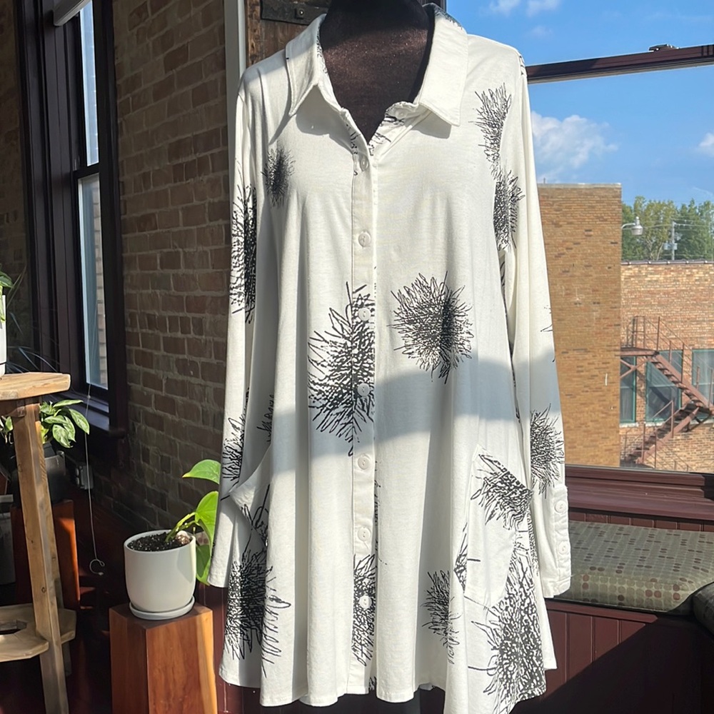 Fun abstract white top/dress